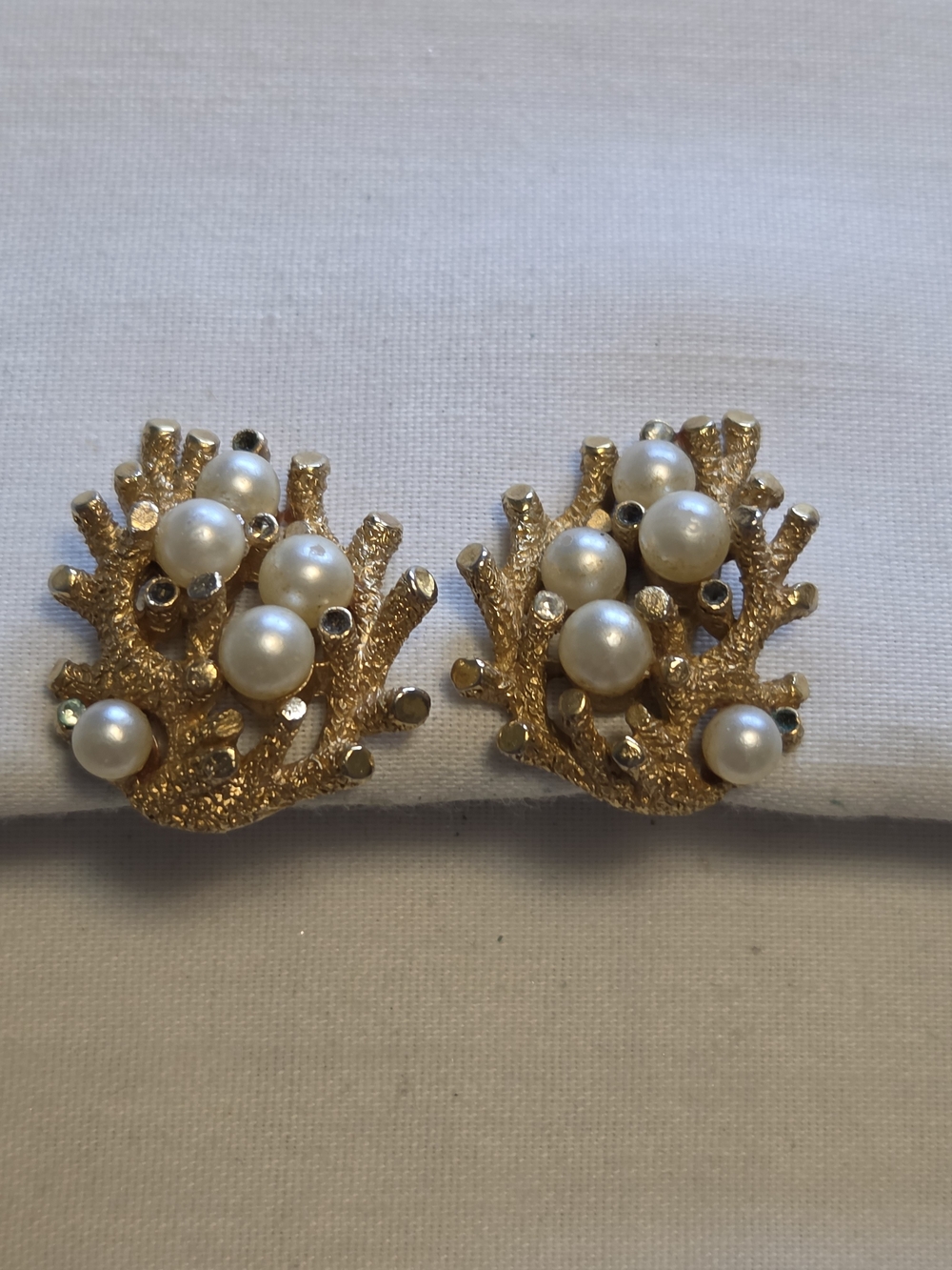 Vtg Crown Trifari "Under The Sea" Gold-Tone Coral Clip Earrings with Faux Pearls